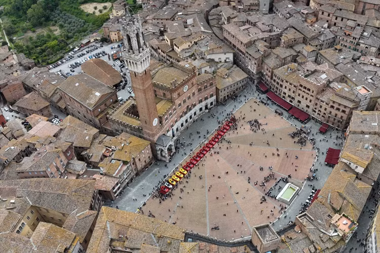 "F50 Legacy Tour 2025" là sự kiện Legacy Tour lần thứ 3 do Ferrari tổ chức nhằm tri ân các mẫu xe mang tính biểu tượng của thương hiệu. Trước đó, năm 2023 dành cho Ferrari F40 và năm 2024 là 288 GTO.