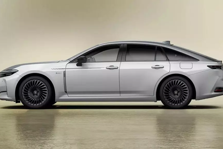 Bên trong cabin, logo kỷ niệm 70 năm đi kèm biểu tượng vương miện đặc trưng của dòng Crown được khắc laser trên bảng táp-lô và khắc nổi trên cần số pha lê.