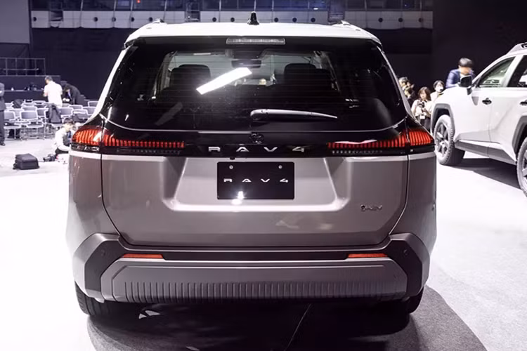 Trang bị an toàn của xe cũng đầy đủ với phiên bản mới nhất của hệ thống Toyota Safety Sense, bổ sung chức năng dừng xe ở lề đường khi phát hiện biểu hiện bất thường của tài xế (với điều kiện cụ thể).