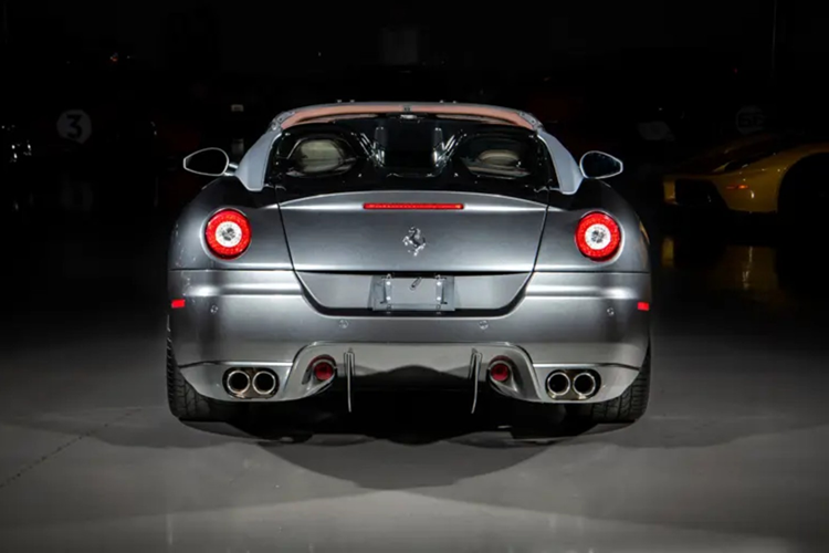 Lần bảo dưỡng gần nhất được thực hiện bởi Ferrari of Palm Beach vào tháng 5/2025.RM Sotheby’s đang chào bán chiếc Ferrari SA Aperta 2011 cực hiếm với màu Grigio Silverstone độc nhất kết hợp nội thất Cioccolato. Mức giá ước tính đạt 2 triệu USD, quy đổi 50,8 tỷ đồng.