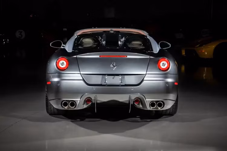 Lần bảo dưỡng gần nhất được thực hiện bởi Ferrari of Palm Beach vào tháng 5/2025.RM Sotheby’s đang chào bán chiếc Ferrari SA Aperta 2011 cực hiếm với màu Grigio Silverstone độc nhất kết hợp nội thất Cioccolato. Mức giá ước tính đạt 2 triệu USD, quy đổi 50,8 tỷ đồng.