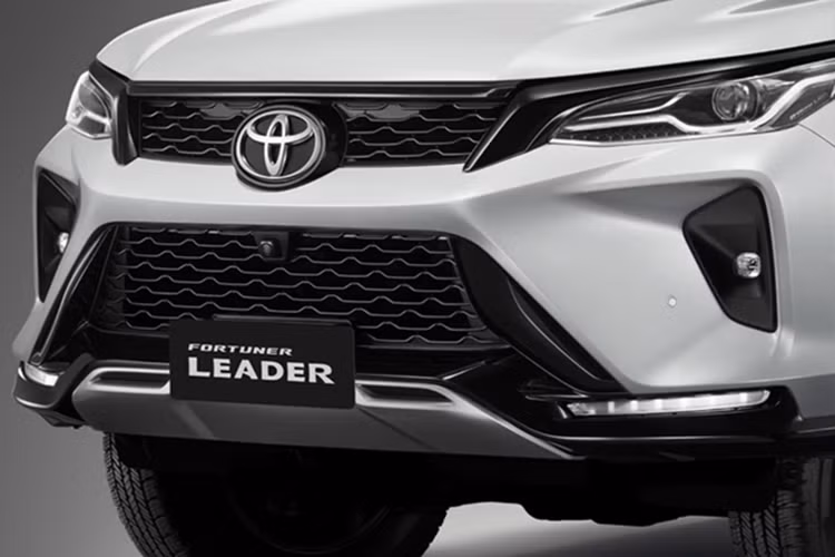 Tuy nhiên, Toyota đã cải thiện danh sách tính năng an toàn cho bản hybrid này. Xe được trang bị 7 túi khí, camera 360 độ, hỗ trợ đổ đèo, hỗ trợ khởi hành ngang dốc, kiểm soát lực kéo và móc ghế trẻ em ISOFIX. Đây đều là những trang bị được đánh giá cao trong phân khúc SUV 7 chỗ.