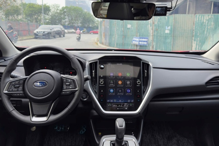Subaru Crosstrek còn trang bị công nghệ an toàn EyeSight 4.0 mới nhất cho cả 2 phiên bản. Theo đó, hệ thống trang bị bộ 3 camera với một camera đơn góc quét rộng với một số tính năng như phanh tránh va chạm, đánh lái tự động khẩn cấp, kiểm soát hành trình thích ứng, định tâm làn đường, tránh chệch làn đường.
