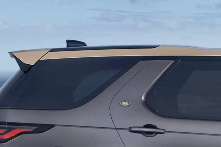 Land Rover Discovery 2026 có giá khởi điểm từ 60.200 USD (1,56 tỷ đồng) tại Mỹ. Phiên bản Gemini được định giá 70.800 USD (1,83 tỷ đồng), trong khi bản Tempest có giá lên tới 83.500 USD (2,16 tỷ đồng), đẩy dòng Discovery chạm ngưỡng phân khúc Range Rover Sport.