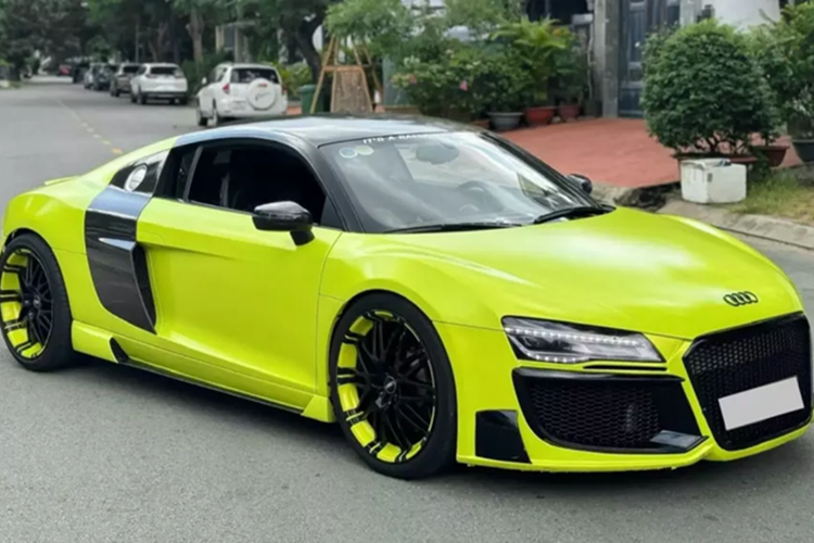 R8 cũng là 1 trong các siêu xe về Việt Nam trong năm 2007, thời điểm các dân chơi Việt mới tập làm quen với khái niệm siêu xe. Hiện tại, có gần 20 xe Audi R8 đủ phiên bản, nhưng thế hệ đầu tiên vẫn là cái gì đó khác biệt từ thiết kế cho đến động cơ.