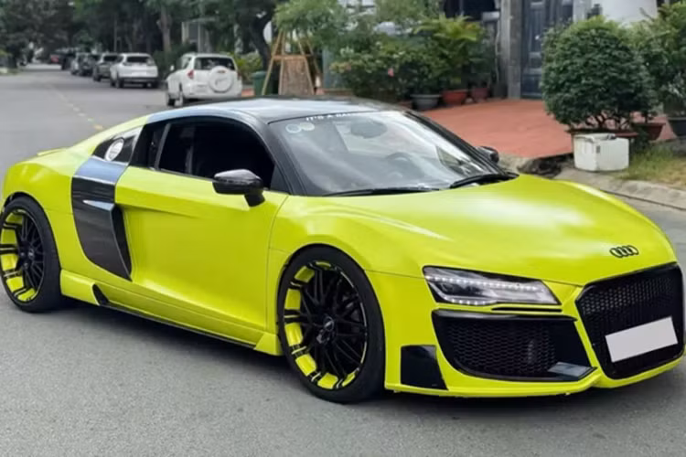 R8 cũng là 1 trong các siêu xe về Việt Nam trong năm 2007, thời điểm các dân chơi Việt mới tập làm quen với khái niệm siêu xe. Hiện tại, có gần 20 xe Audi R8 đủ phiên bản, nhưng thế hệ đầu tiên vẫn là cái gì đó khác biệt từ thiết kế cho đến động cơ.