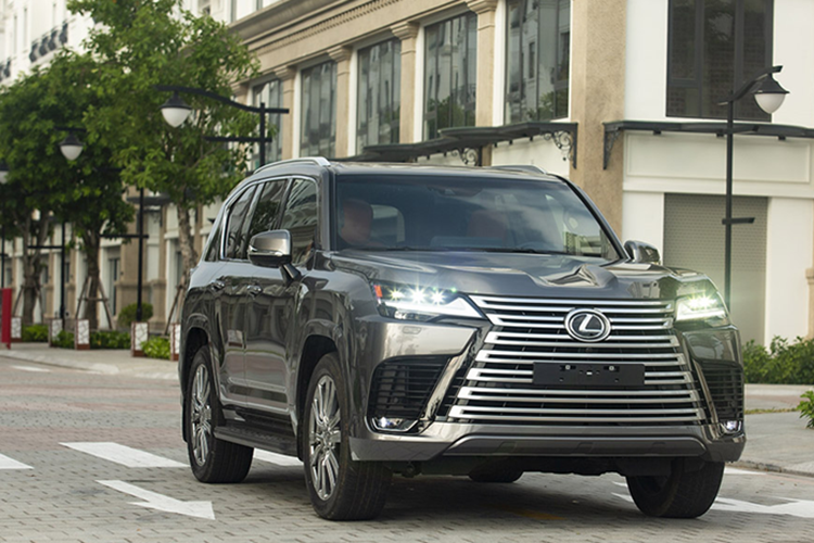 Thiết kế ngoại hình của dòng xe Lexus LX600 thế hệ thứ 4 được nhận xét gọn gàng, chiều dài cơ sở xe giữ nguyên 2.850 mm, không thay đổi từ phiên bản 1995 đến nay, nhưng Lexus LX600 nhẹ hơn bản trước 200 kg nhờ khung gầm mới và cửa nhôm.