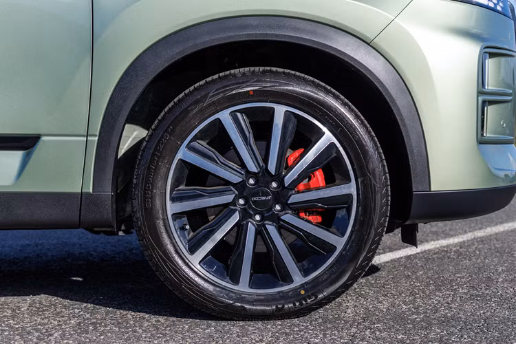 Jaecoo J7 tại Việt Nam dùng động cơ xăng 4 xi-lanh, tăng áp, dung tích 1.6L, tạo ra công suất lên đến 183 mã lực và mô-men xoắn cực đại 275 Nm. Động cơ kết hợp với hộp số tự động ly hợp kép DCT 7 cấp. Xe có 3 chế độ lái Eco, Normal và Sport.