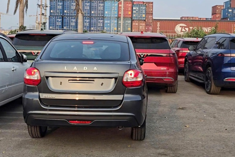 So với các đối thủ cùng phân khúc vốn đã đạt được mức tiêu thụ thấp hơn đáng kể, Granta đang tỏ ra lép vế ở khía cạnh tiết kiệm xăng, điều vốn rất quan trọng với nhóm khách hàng phổ thông nhạy cảm về chi phí vận hành. Lada Vesta là lựa chọn sedan B cao hơn một bậc so với Granta, cả về trang bị lẫn kích thước.