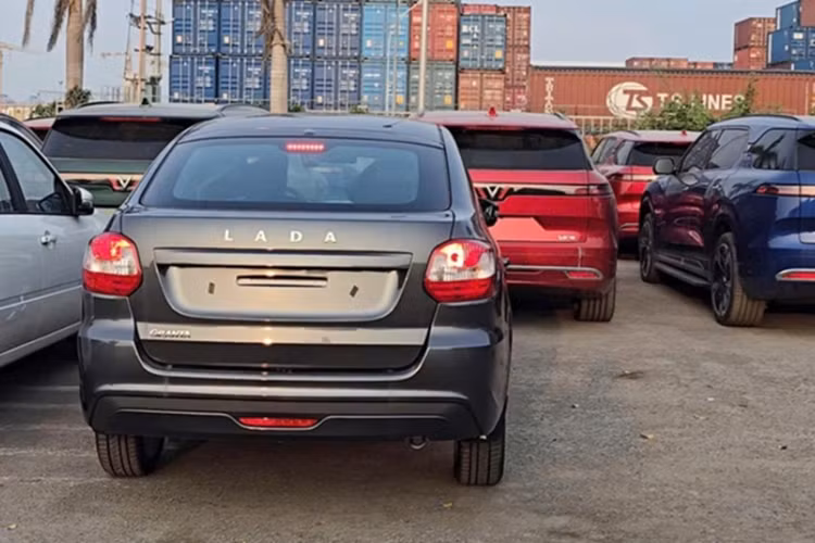 So với các đối thủ cùng phân khúc vốn đã đạt được mức tiêu thụ thấp hơn đáng kể, Granta đang tỏ ra lép vế ở khía cạnh tiết kiệm xăng, điều vốn rất quan trọng với nhóm khách hàng phổ thông nhạy cảm về chi phí vận hành. Lada Vesta là lựa chọn sedan B cao hơn một bậc so với Granta, cả về trang bị lẫn kích thước.