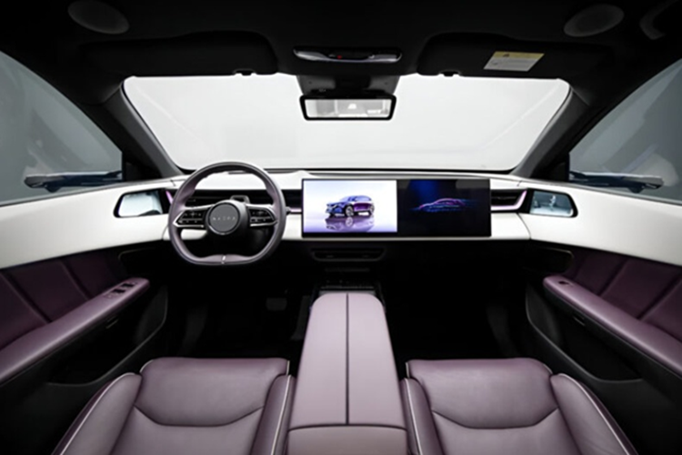 Hàng ghế sau được trang bị bảng điều khiển cảm ứng riêng cho điều hòa và giải trí, tùy chọn hệ thống âm thanh vòm 23 loa Dolby Atmos.