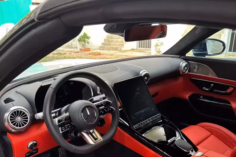 Thời gian đóng hoặc mở mui xe Mercedes-AMG SL43 thế hệ thứ 7 sẽ mất 15 giây, khách hàng chỉ cần ngồi trong khoang lái, nhấn nút, chiếc xe này sẽ tự động biến thành mui trần, hoặc đóng mui lại. Thậm chí, người dùng có thể mở mui xe Mercedes-AMG SL43 ngay khi đang chạy, nhưng tốc độ tối đa được hãng xe sang Đức khuyến cáo chỉ nên dưới 60 km/h, rất ấn tượng so với nhiều hãng khuyên khách chỉ chạy dưới 50 km/h.