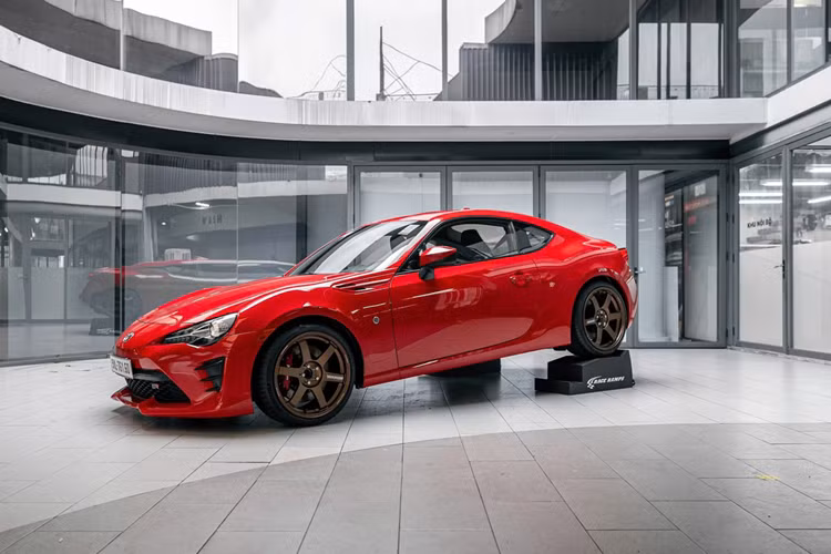 Chiếc xe Toyota 86 số sàn về tay Cường Đô la đã lột xác với bản độ rất đắt tiền, cao hơn cả tiền mà tay chơi này bỏ ra để sở hữu chiếc xe JDM này, vì thế, trong 1 buổi tối ngẫu hứng, anh đã mang xe đi trải nghiệm 1 nơi bí mật, đến vợ cũng không hay biết.