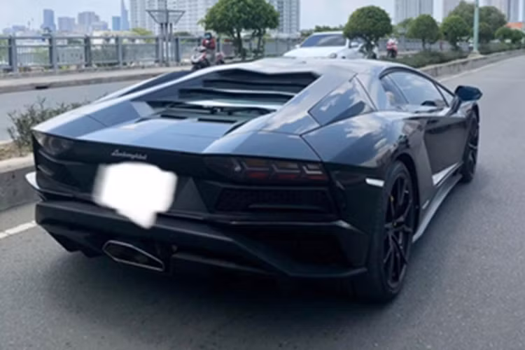 Cánh gió đuôi của Lamborghini Aventador S sẽ tự nâng lên khi xe đạt tốc độ hơn 80 km/h. Nhưng chủ xe cũng có thể tự nâng cánh gió ngay cả khi xe đang đậu chỉ bằng một nút bấm trong khoang lái.