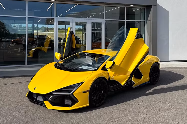 Chiếc siêu xe Lamborghini Revuelto này mang màu sơn vàng đã bị bắt gặp tại cảng Hải Phòng, xe được nhập khẩu chính hãng, và hãy cùng nhờ xem, chủ nhân của nó là ai.