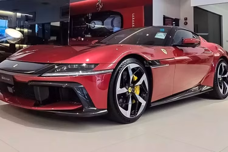 Tại Việt Nam, ngay khi siêu xe Ferrari 12Cilindri ra mắt đã có 1 người đam mê siêu xe lên tiếng muốn mua ngay, đó là ông Nguyễn Quốc Cường, hay còn gọi là Cường Đô la. Hiện chưa rõ tay chơi phố núi này có đặt hàng xe Ferrari 12Cilindri hay chưa, và nếu có, khi nào xe mới về, còn với các đại gia trong khối Asean, họ đã có xe bàn giao.