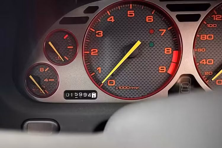 Động cơ V6 hút khí tự nhiên sản sinh công suất 290 mã lực, so với 270 mã lực của bản tiền nhiệm (vẫn truyền lực đến bánh sau qua hộp số sàn 4 hoặc 5 cấp), nhưng sức mạnh thô không phải là điểm nhấn của NSX.