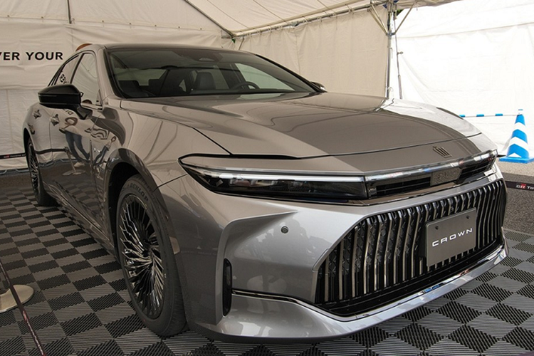 Đặc biệt, Toyota Crown sedan còn ghi điểm cao ở yếu tố an toàn với người đi bộ. Xe được trang bị nắp ca-pô có thể tự động bật lên khi phát hiện va chạm nhằm giảm thiểu chấn thương cho người bị đâm.