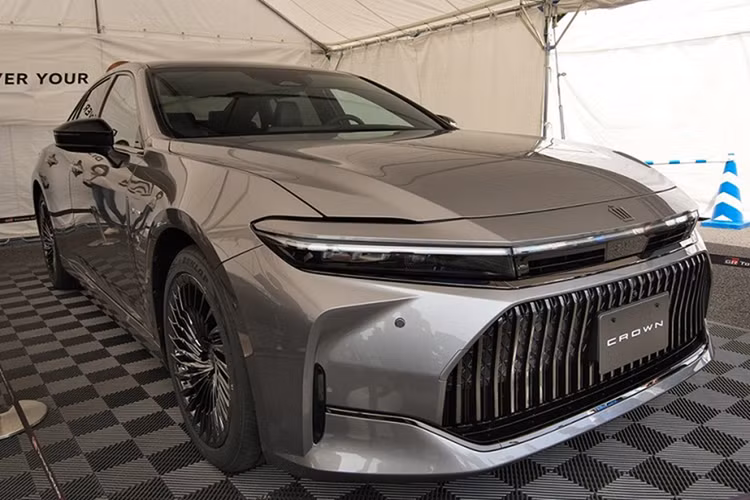 Đặc biệt, Toyota Crown sedan còn ghi điểm cao ở yếu tố an toàn với người đi bộ. Xe được trang bị nắp ca-pô có thể tự động bật lên khi phát hiện va chạm nhằm giảm thiểu chấn thương cho người bị đâm.