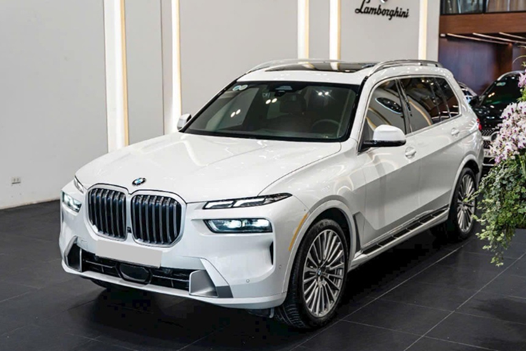 Cụ thể, phiên bản BMW X7 Pure Excellence đang được một đại lý tại Hà Nội ưu đãi tới 800 triệu đồng, đưa giá bán thực tế của xe từ 6,699 tỷ đồng xuống còn 5,899 tỷ đồng. Trong khi đó, một đại lý khác tại khu vực miền Trung đang áp dụng mức ưu đãi 650 triệu đồng, đưa giá xe xuống 6,049 tỷ đồng.