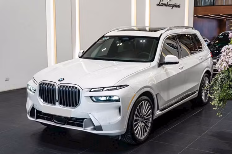 Cụ thể, phiên bản BMW X7 Pure Excellence đang được một đại lý tại Hà Nội ưu đãi tới 800 triệu đồng, đưa giá bán thực tế của xe từ 6,699 tỷ đồng xuống còn 5,899 tỷ đồng. Trong khi đó, một đại lý khác tại khu vực miền Trung đang áp dụng mức ưu đãi 650 triệu đồng, đưa giá xe xuống 6,049 tỷ đồng.
