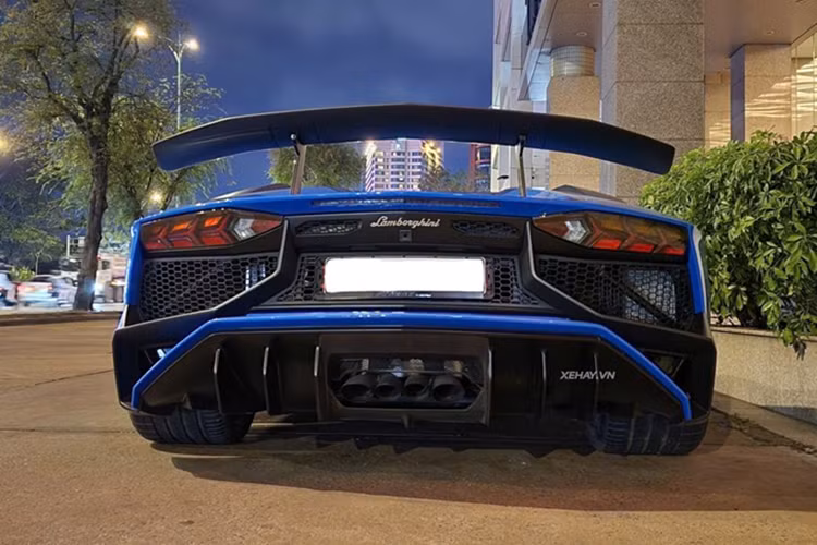 Theo tìm hiểu, chủ sở hữu chiếc Aventador SV Roadster này là một đại gia tại TP.HCM, đồng thời là người đang nắm giữ nhiều siêu xe đình đám khác như Ferrari 458 Italia màu vàng với sọc cờ Italy độc đáo, Ferrari F430 Scuderia và Ferrari F12tdf – mẫu xe hiệu suất cao thuộc hàng hiếm của Ferrari.