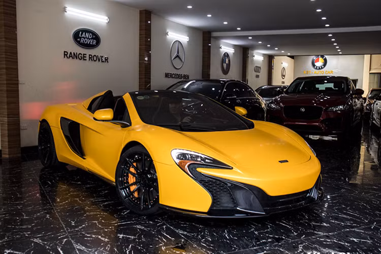 Siêu xe mui trần này được trang bị hộp số tự động ly hợp kép 7 cấp và có thời gian tăng tốc từ vị trí xuất phát lên 100 km/h chỉ trong thời gian 3 giây trước khi đạt vận tốc tối đa 328 km/h.