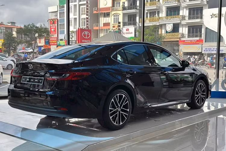 Nằm bên dưới nắp ca-pô của Toyota Camry 2025 tại Việt Nam là 2 tùy chọn động cơ. Đầu tiên là động cơ xăng 4 xi-lanh, hút khí tự nhiên, dung tích 2.0L như cũ, tạo ra công suất tối đa 170 mã lực và mô-men xoắn cực đại 206 Nm.
