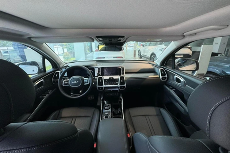 Mẫu SUV cỡ C Kia Sportage cũng có chương trình giảm giá chính hãng với mức cao nhất 40 triệu đồng. So với những đối thủ cùng phân khúc như Honda CR-V, Ford Territory, Hyundai Tucson hay Subaru Forester, Sportage sở hữu mức ưu đãi chưa đủ hấp dẫn.