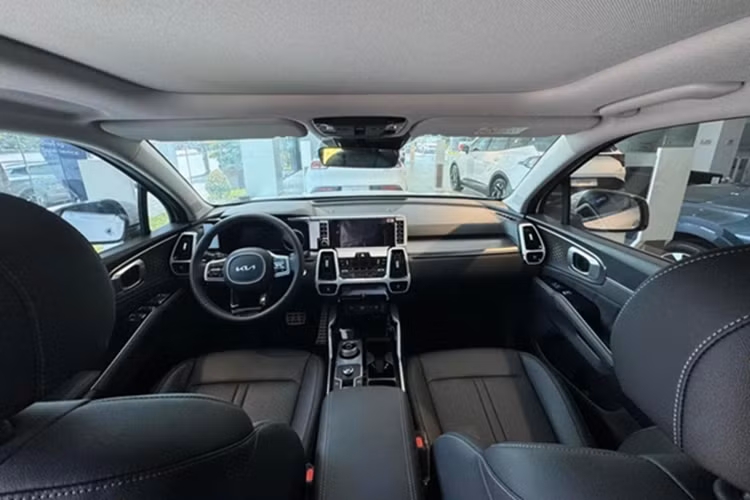 Mẫu SUV cỡ C Kia Sportage cũng có chương trình giảm giá chính hãng với mức cao nhất 40 triệu đồng. So với những đối thủ cùng phân khúc như Honda CR-V, Ford Territory, Hyundai Tucson hay Subaru Forester, Sportage sở hữu mức ưu đãi chưa đủ hấp dẫn.