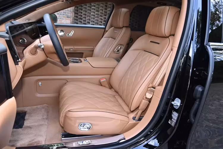 Bản thuần điện của Maextro S800 sử dụng pin 97 kWh hỗ trợ sạc siêu nhanh 5C, cho phạm vi hoạt động 702 km CLTC. Thời gian sạc pin từ 10% đến 80% chỉ mất 12 phút trong khi pin 65 kWh của phiên bản EREV cần 10,5 phút.