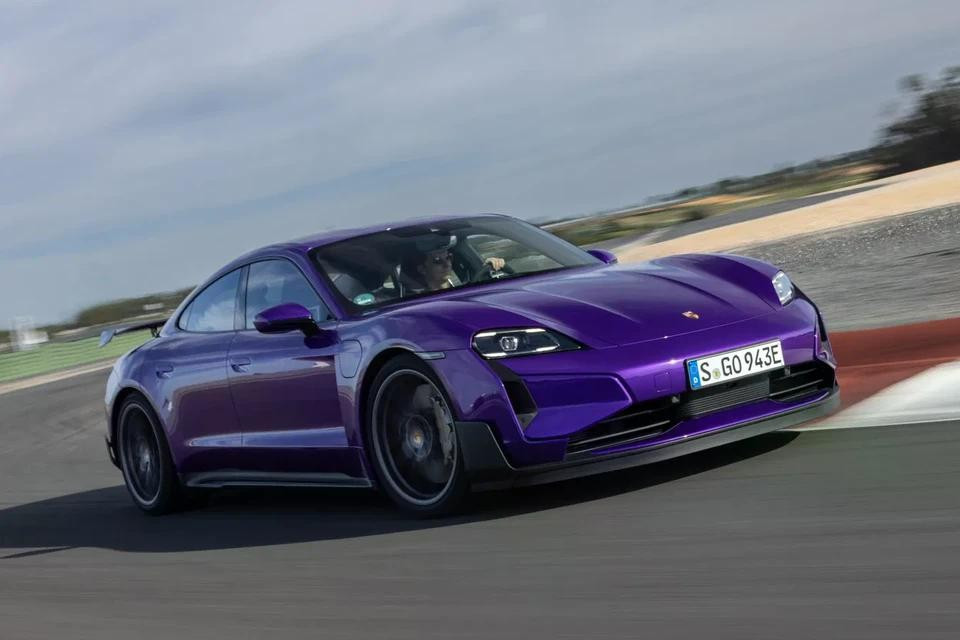 Ít người biết rằng, tên gọi của mẫu xe thuần điện đầu tiên của Porsche cũng có nghĩa là con ngựa. Trong tiếng Thổ Nhĩ Kỳ, "Taycan" có nghĩa là con ngựa trẻ trung, đồng thời mang ý nghĩa "năng động".