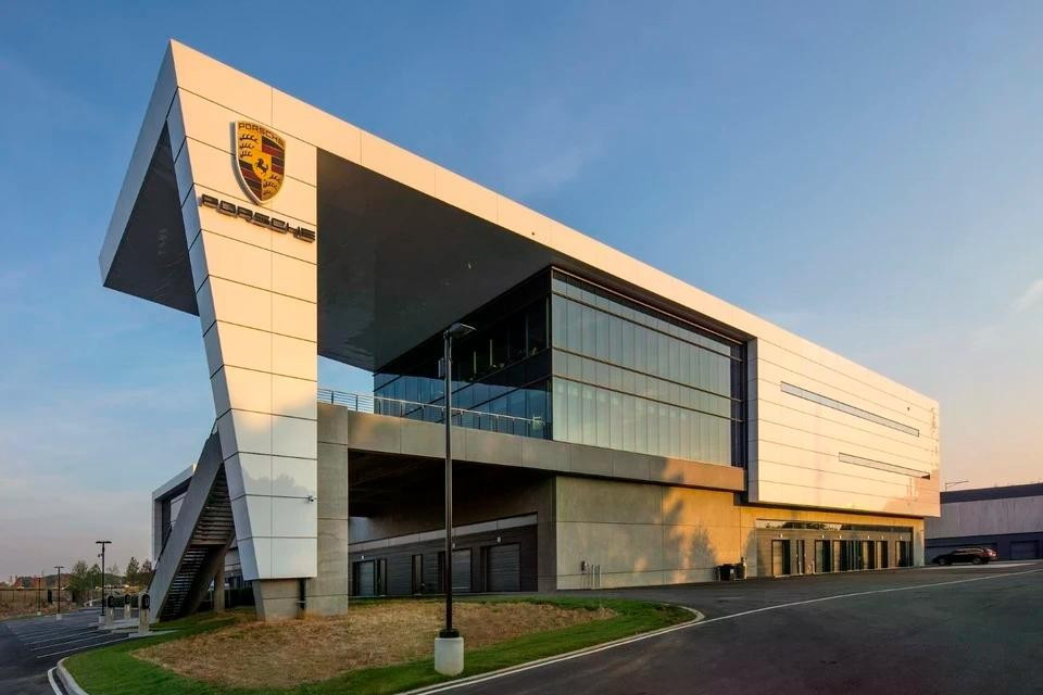 Cha đẻ của biểu tượng này chính là ông Franz Xaver Reimspiess, lấy cảm hứng từ biểu tượng con ngựa của thành phố Stuttgart. Các sọc đỏ/đen và cặp sừng cách điệu thể hiện biểu tượng truyền thống của vùng Württemberg-Hohenzollern.