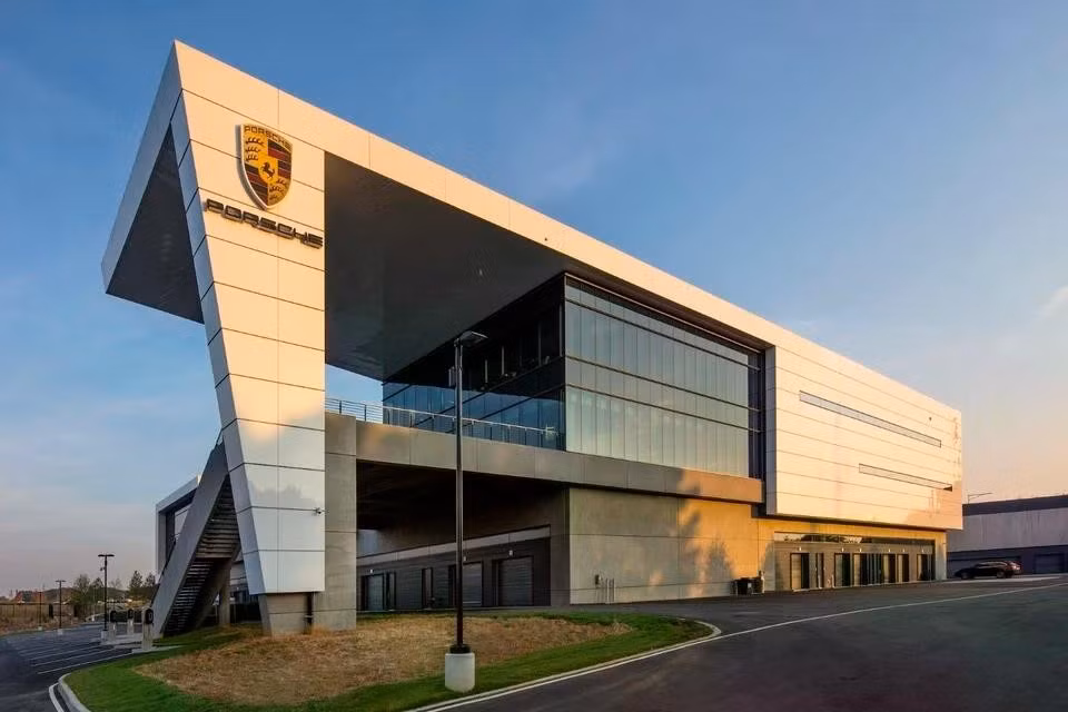 Cha đẻ của biểu tượng này chính là ông Franz Xaver Reimspiess, lấy cảm hứng từ biểu tượng con ngựa của thành phố Stuttgart. Các sọc đỏ/đen và cặp sừng cách điệu thể hiện biểu tượng truyền thống của vùng Württemberg-Hohenzollern.