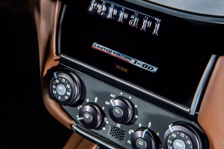 Trong số đó, khoảng 1/3 số lượng xe được cho là dành cho thị trường Mỹ. Hơn nữa, chiếc này được cho là chiếc SA Aperta duy nhất theo tiêu chuẩn Mỹ được hoàn thiện trong màu Grigio Silverstone trên toàn cầu và nội thất Cioccolato.