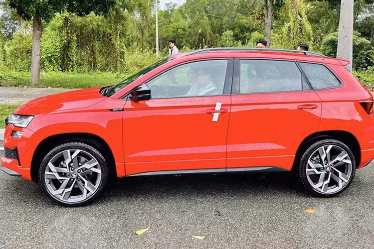 Karoq Sportline có tất cả tính năng mà Karoq Premium có nhưng được trang bị thêm camera toàn cảnh 360 độ - Area View. Đặc biệt, Karoq Sportline tích hợp chức năng hỗ trợ đỗ xe tự động thông minh (Park Assist), giúp người dùng luôn đỗ xe gọn gàng dù vị trí đỗ hẹp. Các chế độ hỗ trợ lái của Karoq Sportline là trợ thủ đắc lực đối với người chưa có nhiều kinh nghiệm trong việc cầm vô lăng.