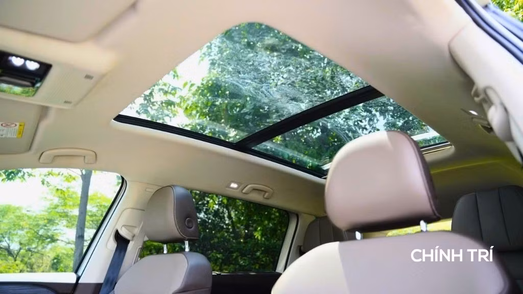 Xe được trang bị cửa sổ trời toàn cảnh, mang lại không gian mở rộng và cảm giác thoáng đãng cho cabin. Cửa sổ trời này không chỉ giúp tăng thêm ánh sáng tự nhiên, mà còn nâng cao trải nghiệm di chuyển, tạo cảm giác gần gũi với thiên nhiên, đặc biệt trong những chuyến đi dài.