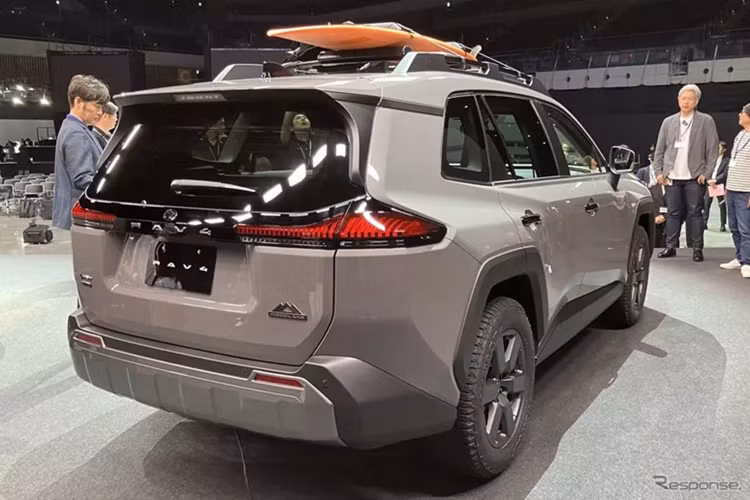 Ngay cả cản trước/sau của Toyota RAV4 Adventure 2026 cũng có thiết kế khác biệt với hai phong cách Core và GR Sport.