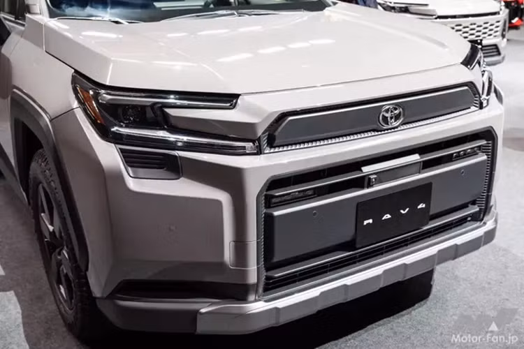 Còn được gọi bằng cái tên khác là Woodland ở thị trường Mỹ, Toyota RAV4 Adventure 2026 tạo điểm nhấn khác biệt bằng lưới tản nhiệt cỡ lớn với nan nằm ngang to bản.