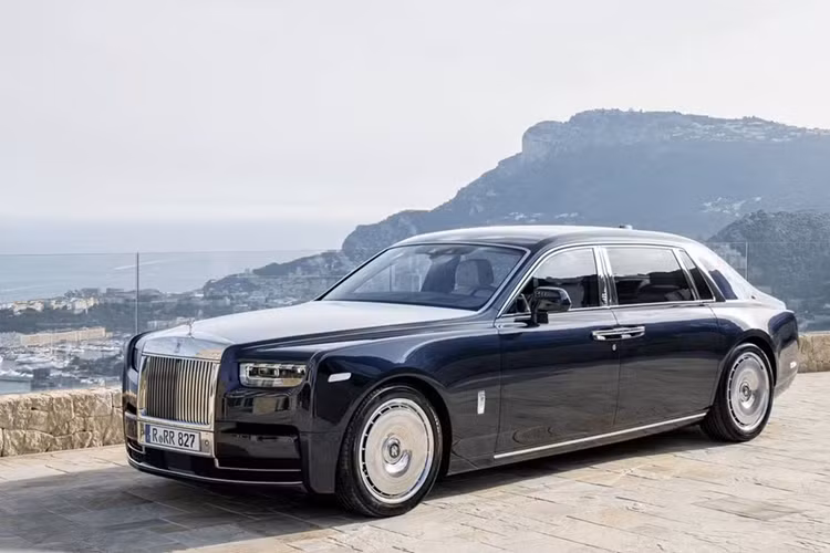 Hãng xe siêu sang của Anh quốc - Rolls-Royce dự kiến tổ chức hàng loạt sự kiện đặc biệt để kỷ niệm quá khứ, hiện tại và tương lai của Phantom. Toàn bộ xe Phantom sản xuất trong năm nay sẽ được gắn huy hiệu kỷ niệm đặc biệt.