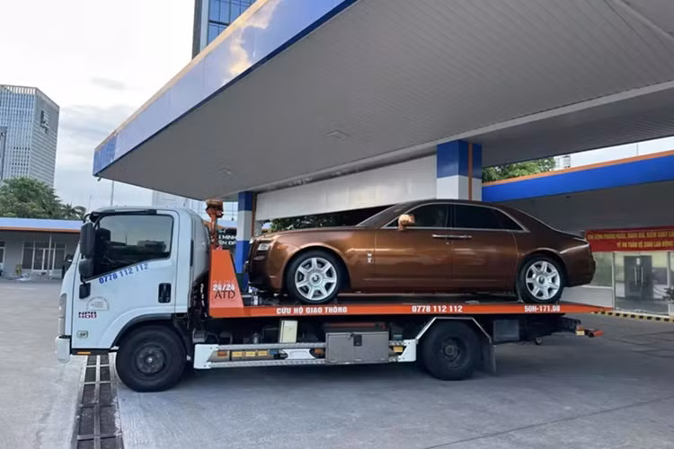 Rolls-Royce Ghost tại Việt Nam là chiếc xe siêu sang đỉnh cao nhất thế giới, lúc xuất hiện tại Việt Nam vào năm 2014, xe đã có giá bán trên 18 tỷ đồng, nhưng hiện tại, sở hữu mẫu xe này ở bản mới nhất các đại gia trong nước phải chi ra con số 33 tỷ đồng, chưa gồm tùy chọn và chi phí lăn bánh.