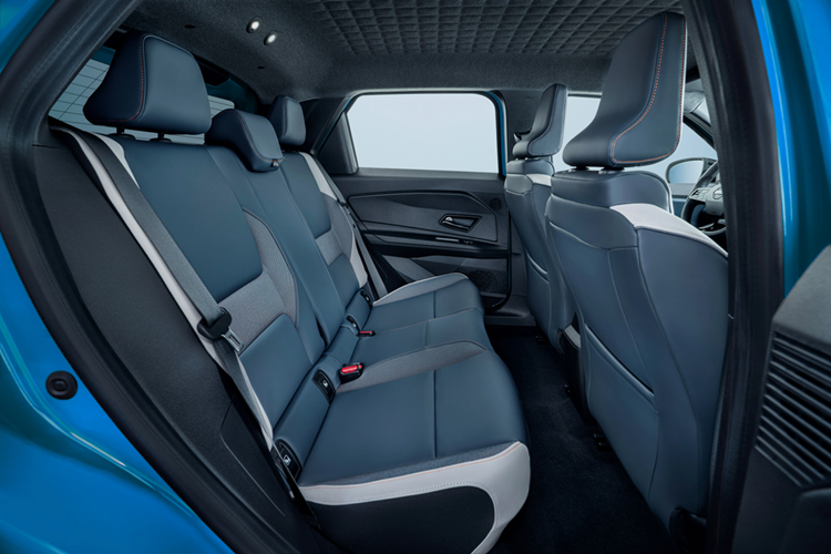 Đường viền mái, gương cửa, trụ C dày, mâm thiết kế lạ mắt... là những chi tiết đặc biệt khác trên mẫu xe Nissan này. Theo Nissan, Micra sẽ có 14 phối màu ngoại thất. Tùy thuộc vào phiên bản, mui xe có thêm màu đen hoặc xám.