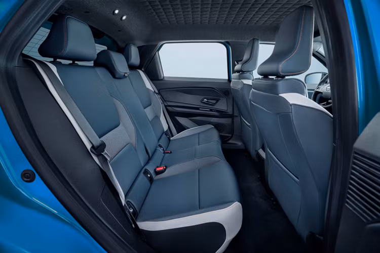 Đường viền mái, gương cửa, trụ C dày, mâm thiết kế lạ mắt... là những chi tiết đặc biệt khác trên mẫu xe Nissan này. Theo Nissan, Micra sẽ có 14 phối màu ngoại thất. Tùy thuộc vào phiên bản, mui xe có thêm màu đen hoặc xám.