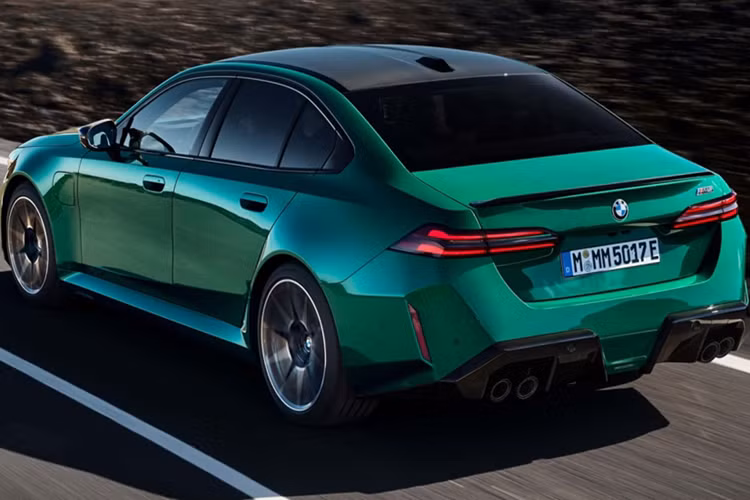 Về trang bị an toàn, BMW M5 2025 sở hữu các tính năng cao cấp như Driving Assistant (ga tự động thích ứng, giữ làn, đánh lái chủ động), Parking Assistant (hỗ trợ đỗ xe với camera 3D) và Reversing Assistant (tự lùi theo quãng đường đã đi).