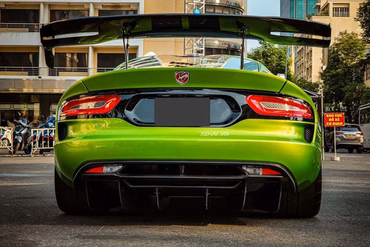 Dodge Viper ACR còn được trang bị hộp số sàn 6 cấp Tremec TR6060 với nhiều cải tiến về tỷ số truyền động cũng như độ cứng xoắn so với thế hệ trước. Khả năng tăng tốc của Dodge Viper ACR Snakeskin cực kỳ ấn tượng khi chỉ mất 3,5 giây để chạm mốc 100 km/h từ vị trí đứng yên và đạt tốc độ tối đa 332 km/h.