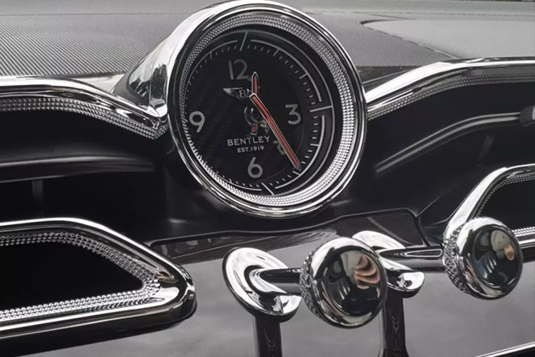 Điểm hấp dẫn của chiếc SUV siêu sang Bentley Bentayga V8 này chính là số đồng hồ công tơ mét chỉ 1.308 km, dù xe thuộc đời 2020. Tính ra trung bình mỗi năm chiếc Bentley Bentayga V8 đời 2020 chỉ lăn bánh 262 km, mỗi tháng chạy 22 km, chẳng khác gì xe đập thùng.