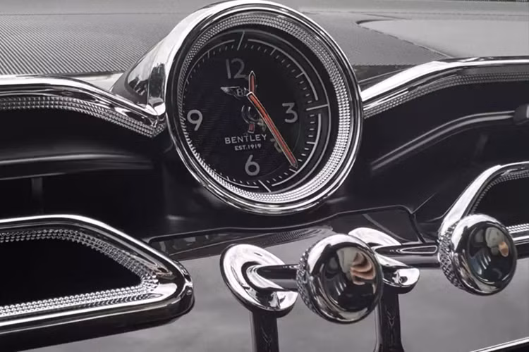 Điểm hấp dẫn của chiếc SUV siêu sang Bentley Bentayga V8 này chính là số đồng hồ công tơ mét chỉ 1.308 km, dù xe thuộc đời 2020. Tính ra trung bình mỗi năm chiếc Bentley Bentayga V8 đời 2020 chỉ lăn bánh 262 km, mỗi tháng chạy 22 km, chẳng khác gì xe đập thùng.