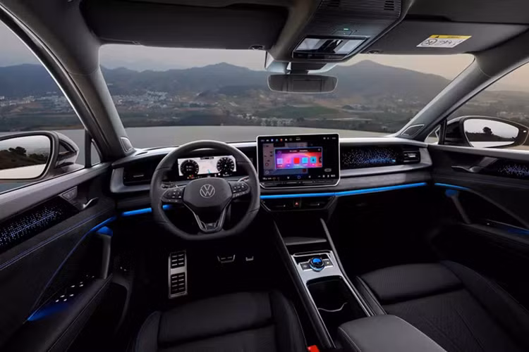 Tại Úc, tất cả phiên bản của Tayron đều được trang bị bảng đồng hồ kỹ thuật số Digital Cockpit Pro 10,25 inch và màn hình cảm ứng trung tâm 12,9 inch tích hợp hệ thống định vị, hỗ trợ kết nối Apple CarPlay/Android Auto không dây. Hệ thống điều hòa chỉnh bằng màn hình cảm ứng và đã có đèn nền, khắc phục điểm yếu bị chê trước đây.