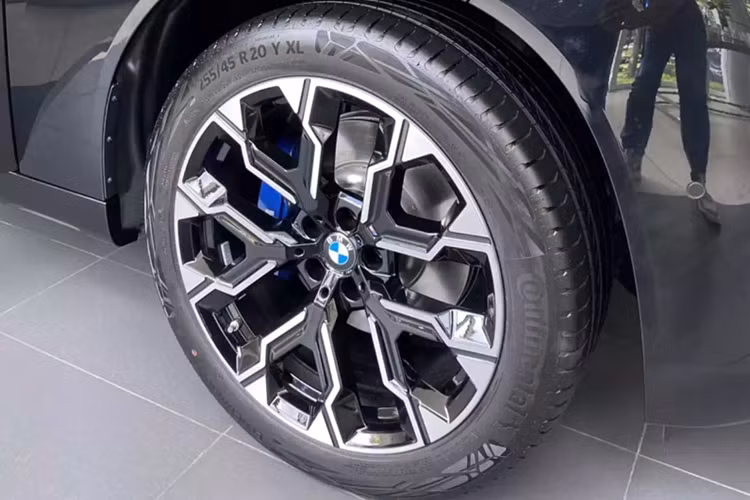 Phiên bản BMW X3 20 xDrive được trang bị mâm khí động học 19 inch. Phiên bản cao cấp BMW X3 20 xDrive M Sport sử dụng mâm hợp kim nhẹ M 20 inch, cùng các chi tiết được thiết kế riêng theo gói M Sport, mang đến ngoại hình khác biệt và nâng cao hiệu năng của xe.