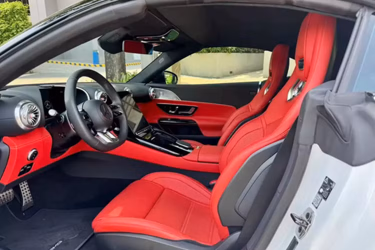 Đương nhiên rồi, sẽ thật sự thiếu xót nếu bỏ qua chi tiết cuối cùng, quan trọng nhất của dòng xe Mercedes-AMG SL43 2024 chính là mui xe, chiếc xe thể thao này sở hữu mui mềm, thay vì kim loại như trước đây, điều này giúp trọng lượng xe giảm cân đến 21 kg.